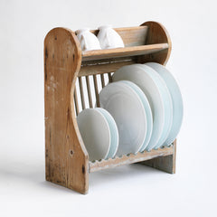 A charming Victorian scrubbed pine cottage plate draining rack which can either be surface stood or wall mounted. Beautifully constructed, it is fitted with a full set of plate dividing spindles. Cups and mugs can be put to drain upside down on its top shelf, and it accommodates up to 12 dinner plates comfortably.