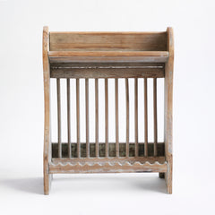 A charming Victorian scrubbed pine cottage plate draining rack which can either be surface stood or wall mounted. Beautifully constructed, it is fitted with a full set of plate dividing spindles. Cups and mugs can be put to drain upside down on its top shelf, and it accommodates up to 12 dinner plates comfortably.