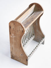 A charming Victorian scrubbed pine cottage plate draining rack which can either be surface stood or wall mounted. Beautifully constructed, it is fitted with a full set of plate dividing spindles. Cups and mugs can be put to drain upside down on its top shelf, and it accommodates up to 12 dinner plates comfortably.