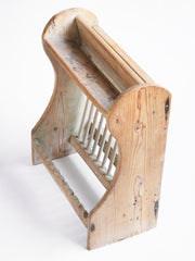 A charming Victorian scrubbed pine cottage plate draining rack which can either be surface stood or wall mounted. Beautifully constructed, it is fitted with a full set of plate dividing spindles. Cups and mugs can be put to drain upside down on its top shelf, and it accommodates up to 12 dinner plates comfortably.