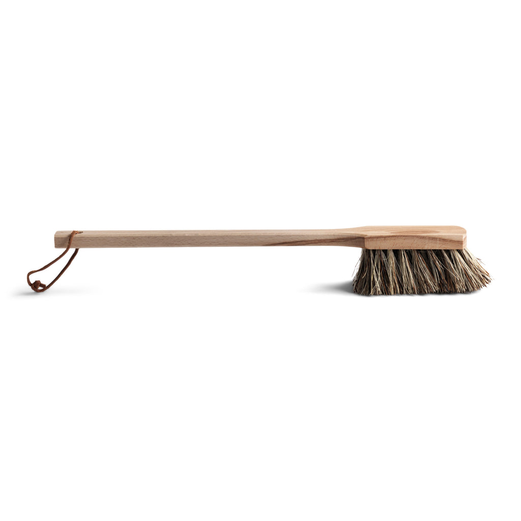 A strong boot brush with an extra-long beach wood handle and a tough, all-natural union fibre head.  The long handle enhances its cleaning power and makes it a pleasure to use, allowing you to remove the dirt from your boots without any painful bending.