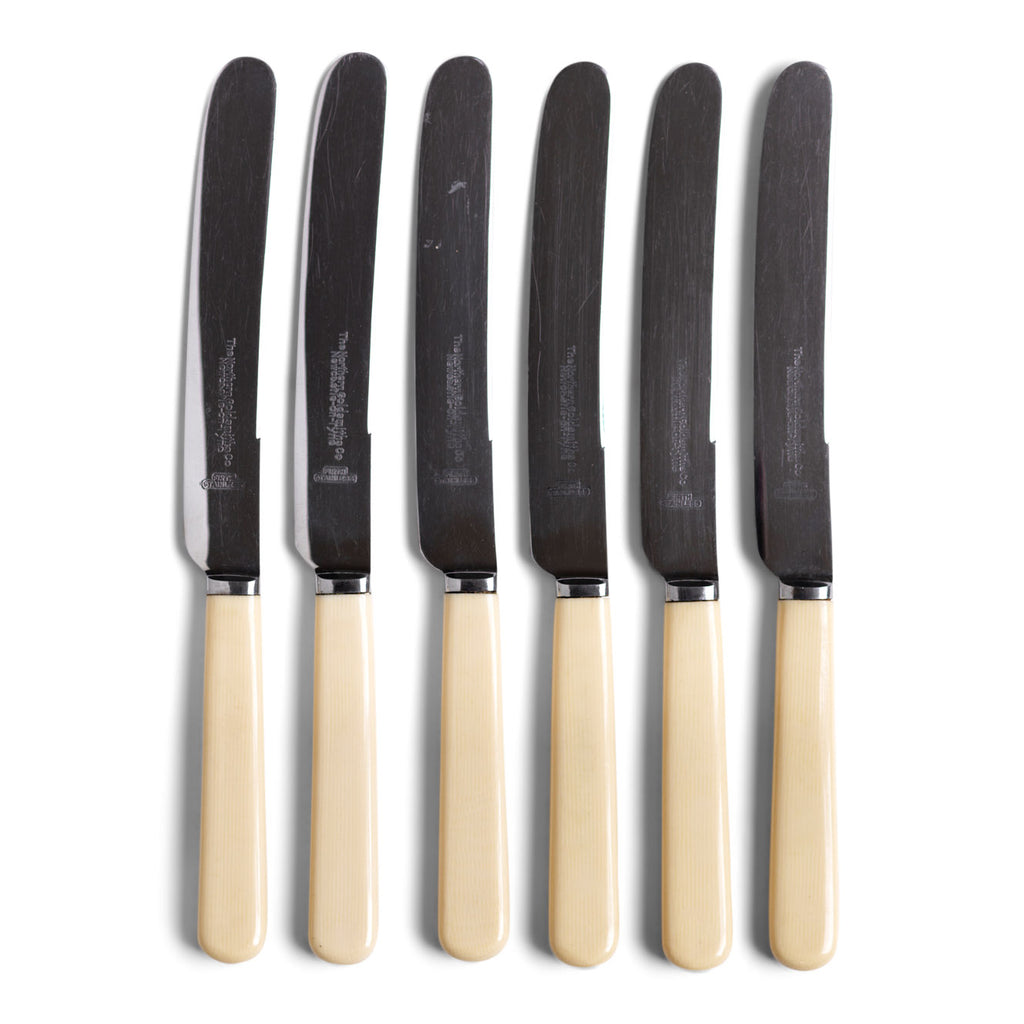 A set of 6 table knives, each blade marked "The Northern Goldsmith Co Newcastle Upon Tyne".  Length: 24cm. Country of origin: England. Year of manufacture: 1930 - 1950. Each blade marked: The Northern Goldsmith Co Newcastle Upon Tyne. Material: stainless steel and xylonite.