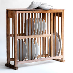 A good sized Edwardian country house scrubbed pine plate draining rack which can either be surface stood or wall mounted. Beautifully constructed, it is fitted with full-length plate dividing spindles. Pots and bowls can be put to drain on its top shelf, and it accommodates modern-day large dinner plates comfortably.