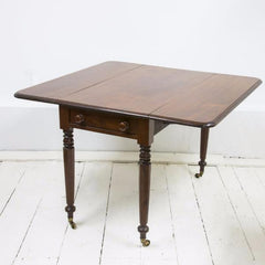 An elegant high quality solid mahogany Regency Pembroke table with single drawer on four faceted and turned legs, set on castors. A very handy and compact piece of furniture for the smaller home.  When part extended it can be used as a desk or for supper for two; fully extended it can seat several people for dinner; and when fully collapsed it can act as a hall or side table.