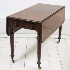 An elegant high quality solid mahogany Regency Pembroke table with single drawer on four faceted and turned legs, set on castors. A very handy and compact piece of furniture for the smaller home.  When part extended it can be used as a desk or for supper for two; fully extended it can seat several people for dinner; and when fully collapsed it can act as a hall or side table.