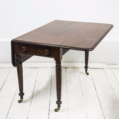 An elegant high quality solid mahogany Regency Pembroke table with single drawer on four faceted and turned legs, set on castors. A very handy and compact piece of furniture for the smaller home.  When part extended it can be used as a desk or for supper for two; fully extended it can seat several people for dinner; and when fully collapsed it can act as a hall or side table.