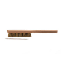 Our brass wire suede brush with beech wood handle is perfect for cleaning suede shoes, removing ingrained dirt or brushing flaking paint from wood. 