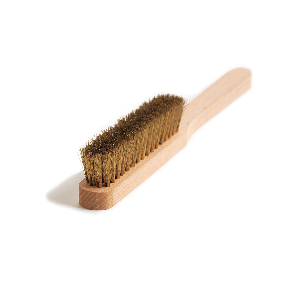 Our brass wire suede brush with beech wood handle is perfect for cleaning suede shoes, removing ingrained dirt or brushing flaking paint from wood.