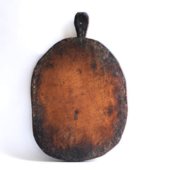Plum-shaped antique bread board with good weight and its original floured surface stuck to one side: L 59cm W 38cm
