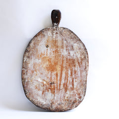 Plum-shaped antique bread board with good weight and its original floured surface stuck to one side: L 59cm W 38cm
