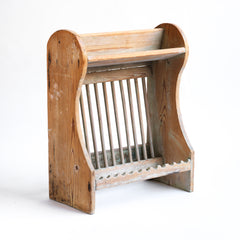 A charming Victorian scrubbed pine cottage plate draining rack which can either be surface stood or wall mounted. Beautifully constructed, it is fitted with a full set of plate dividing spindles. Cups and mugs can be put to drain upside down on its top shelf, and it accommodates up to 12 dinner plates comfortably. 