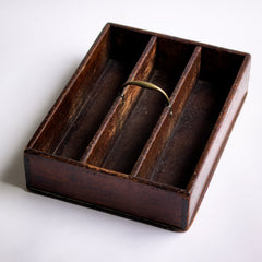 A well proportioned Georgian housekeeper's tidy or cutlery tray with brass handle and original stain finish.