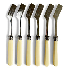 Set of 6 vintage bone handle scone knives each blade marked "Frederick Reynolds" alongside an engraved tea cup and saucer motif. The unusual blade is specially designed for scooping and spreading butter, jam and cream over small areas, such as a scone.