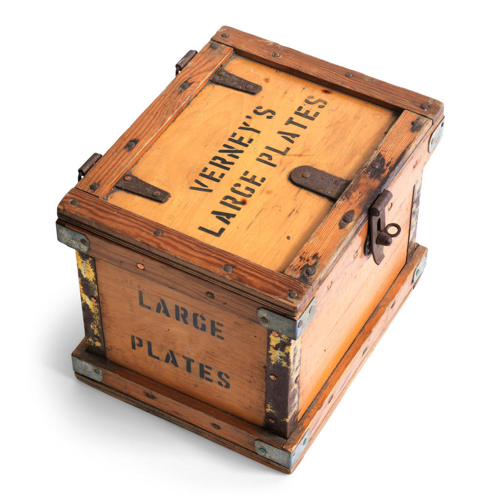 A rare 1920s plates travelling box by Verney's. The lid is stencilled "Verney's Large Plates", and the two end panels are stencilled "Large Plates".