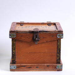 A rare 1920s plates travelling box by Verney's. The lid is stencilled "Verney's Large Plates", and the two end panels are stencilled "Large Plates".