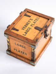 A rare 1920s plates travelling box by Verney's. The lid is stencilled "Verney's Large Plates", and the two end panels are stencilled "Large Plates".