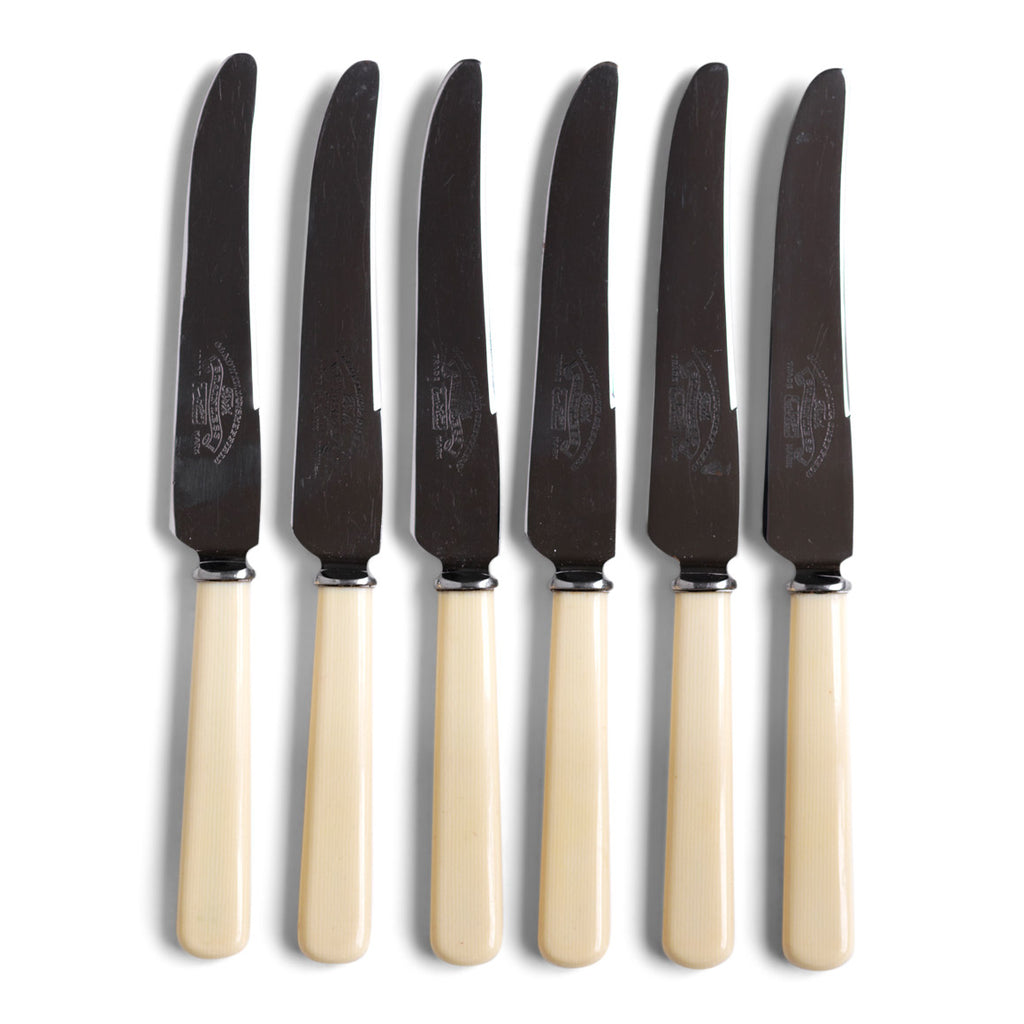 A set of 6 fruit knives with tapering blades, each blade marked "Gladwin Ltd". Length: 21cm. Country of origin: England. Year of manufacture: 1950. Each blade marked: Gladwin Ltd. Material: stainless steel and xylonite. Condition: excellent - barely used. 