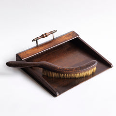 An Edwardian oak and plywood crumb tray with elegant brass handle; complete with its original matching curved crumb brush, crafted from oak and horsehair. 