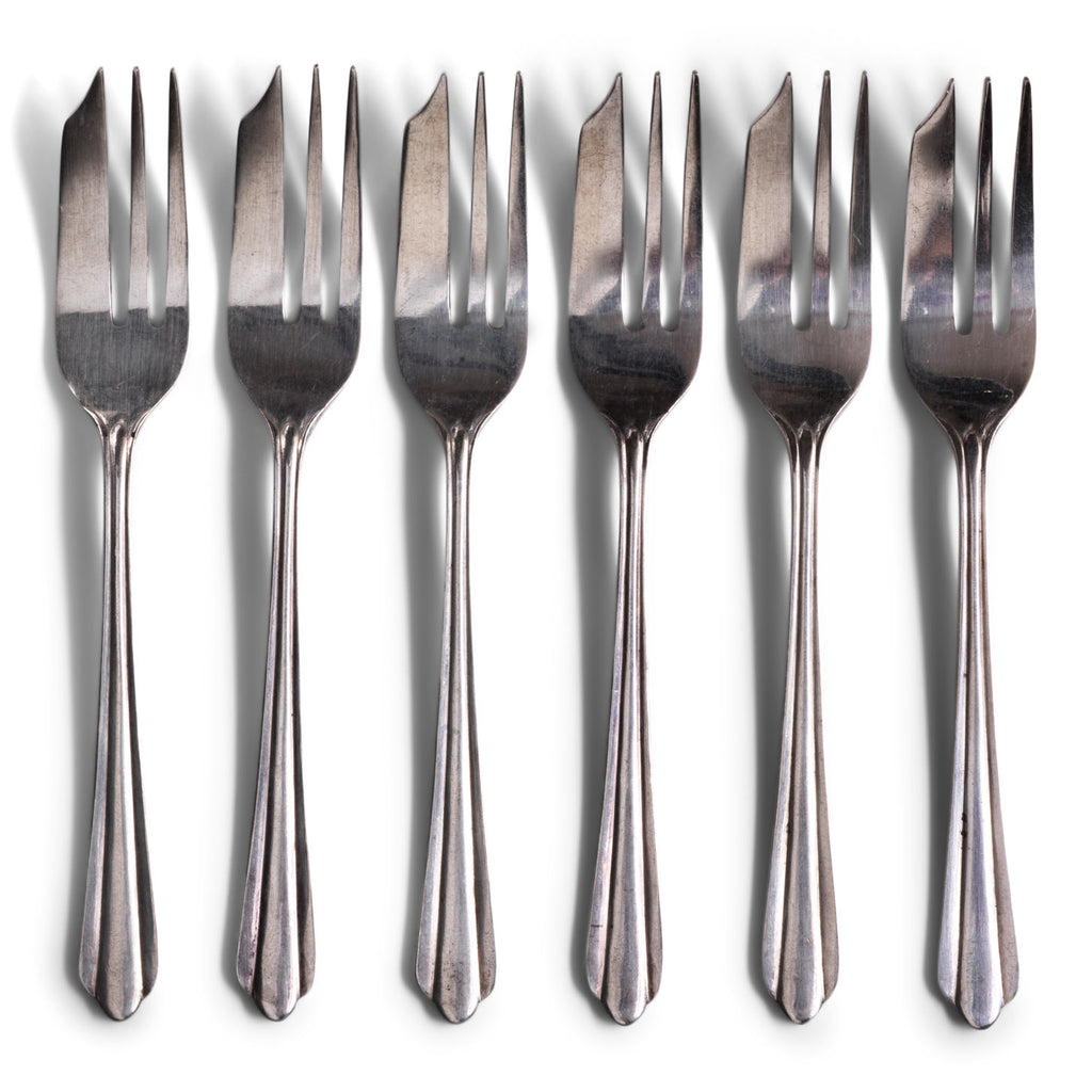 A good set of 6 silver-plated cake forks with fluted handles, each marked "Hallam plate". These Art Deco designed cake forks are a joy to use and just the ticket for eating cake, as the the lefthand tine is modified to include a cutting blade. Most probably dating from the 1930s, they were made in Sheffield England.