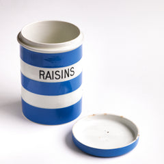 An early T G Green Cornish Kitchen Ware Raisins canister jar dating to the 1920s - 1930s. The "Raisins" is a good example of early typeface, and the jar is of a particularly large size. It bears the early Church Gresley stamp to its base and is marked "Green & Co Ltd Gresley England".