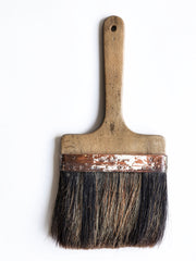A large copper bound distemper brush with a fine pair of shoulders made by brush-makers Vulkaset. Stamped into the copper on one side is "Vulkaset", and on the reverse side, "7" made in England".
