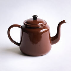 A good serviceable early British brown enamel teapot, with Bakelite knop to its lid, and capable of delivering around 6 cups of tea. This one was made by Jury Brand hollow ware, who manufactured kitchen enamelware throughout the early twentieth century.