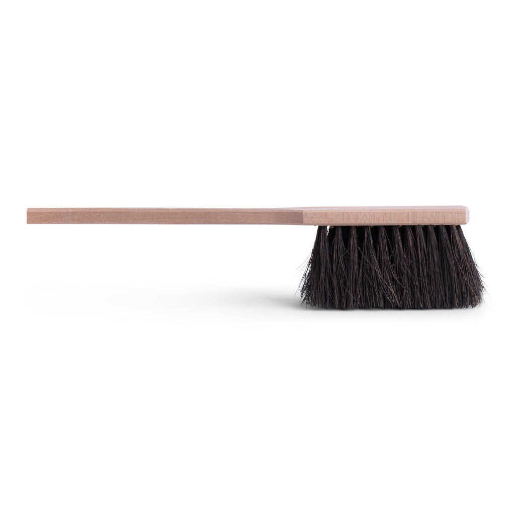 A sturdy brush with an extra-long beachwood handle and a tough arenga fibre head.  The long handle allows you to remove the dirt from and hard-to-reach places, such as under workshop benches, counters and from between tight spaces.