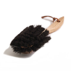 Our traditional, handmade, all-in-one dish washing brush affords extra durability and a prolonged life. Its head is hand-tufted with horsehair bristles and its oil-impregnated beech wood handle is ergonomically shaped;all of which adds up to enhance its cleaning powers, and makes it a complete pleasure to use. 