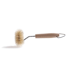 Our round-headed waste-trap brush has a beach wood handle, and will clean and buff up the plug hole section of your bathroom and kitchen sinks. It also makes a very handy mug and cup cleaning brush – as it fits these shapes perfectly. And, if you're gardener, it's excellent at cleaning out the smallest of terracotta flowerpots.